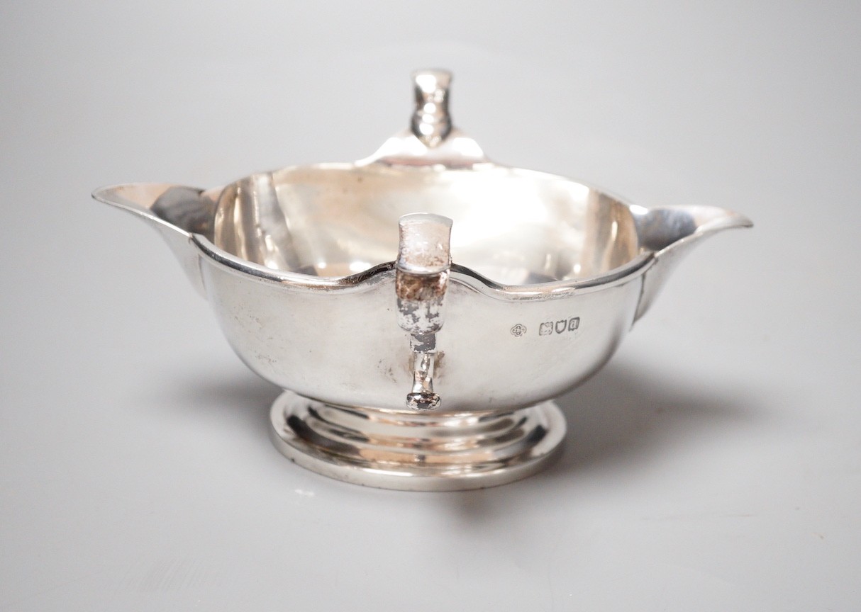 A late Victorian silver two handled double lipped sauceboat, J.J. Chatterley & Sons, London 1899, length 18.6cm